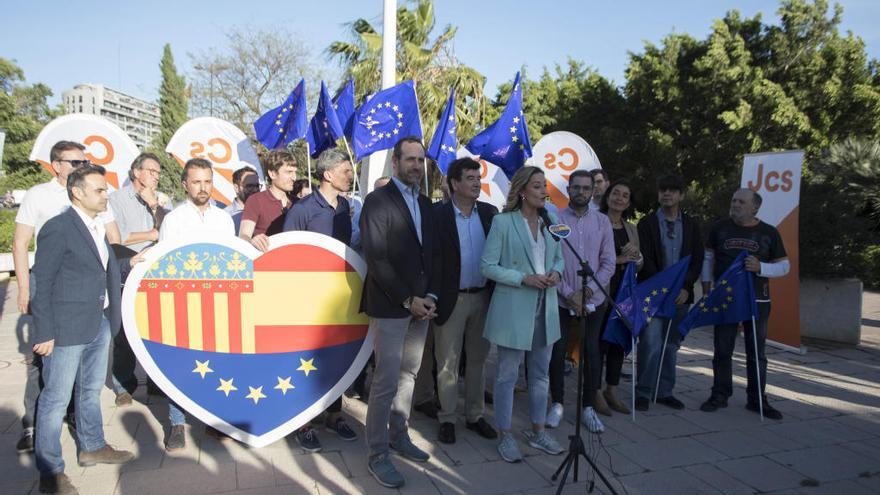 Bauzá, Giner y Gil, en primera línea, en el acto celebrado ayer, rodeado de jóvenes de Cs.