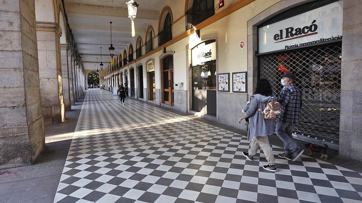 La plaça Independència de Girona amb els locals tancats per les restriccions.