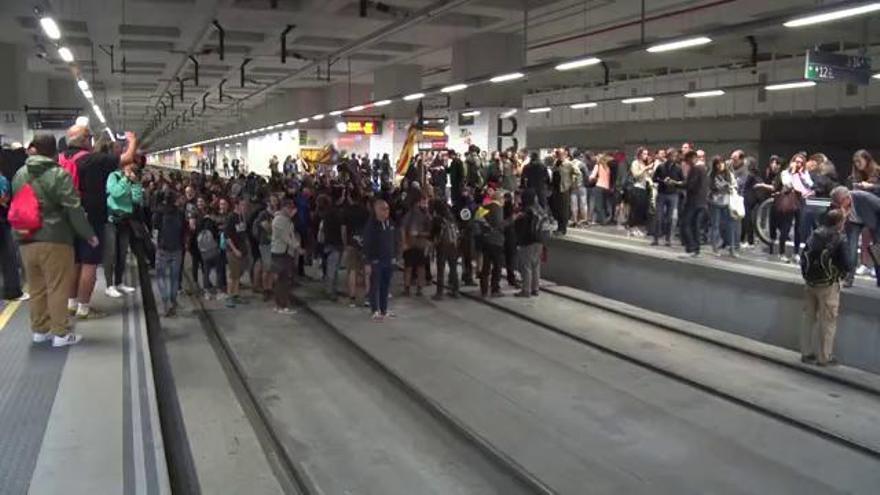 Unes 400 persones tallen les vies de l'AVE a Girona per reivindicar l'1-O