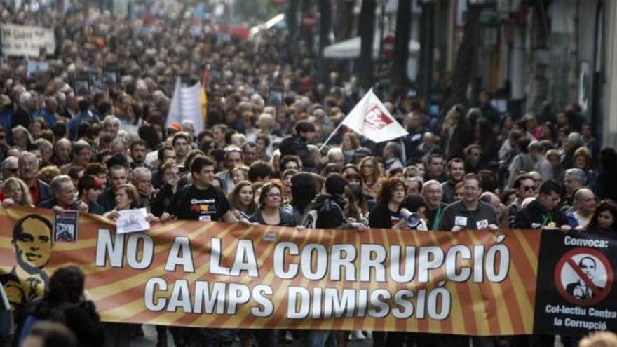 Miles de personas recorren ayer las calles de Valencia para protestar contra la corrupción política.