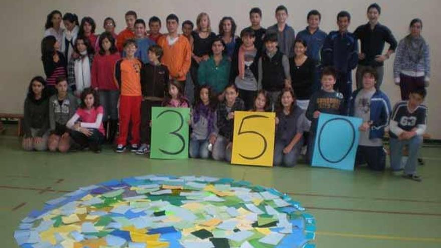 Los alumnos del Illa de Ons durante la acción ambiental que realizaron ayer en el centro.