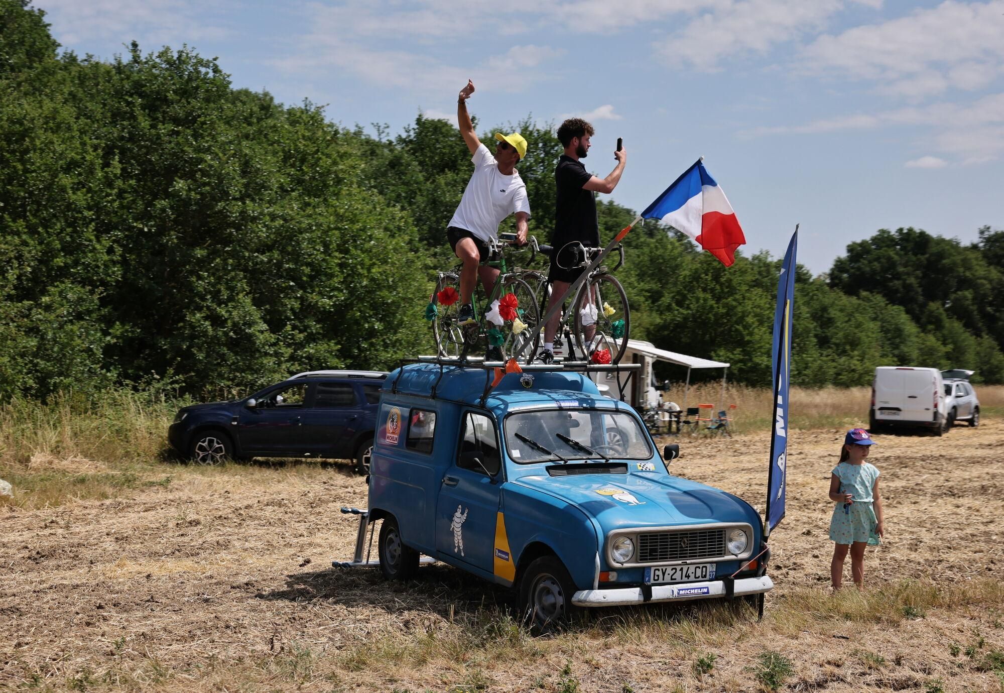 (France), 13/07/2025.- Fans wait for the peloton during the 9th stage of the Tour de France cycling race over 174.1km from Chinon to Chateauroux, France, 13 July 2025. (Ciclismo, Francia) EFE/EPA/CHRISTOPHE PETIT TESSON