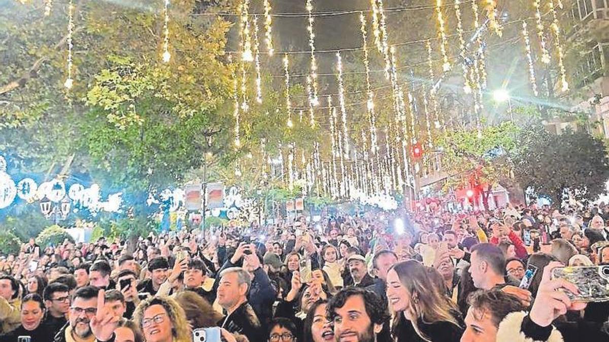 Marbella cuenta ya con la iluminación navideña encendida.