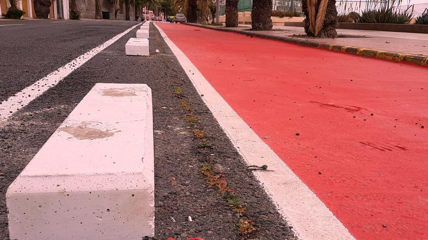 Bloques inseguros en el carril bici de Paseo de Chil