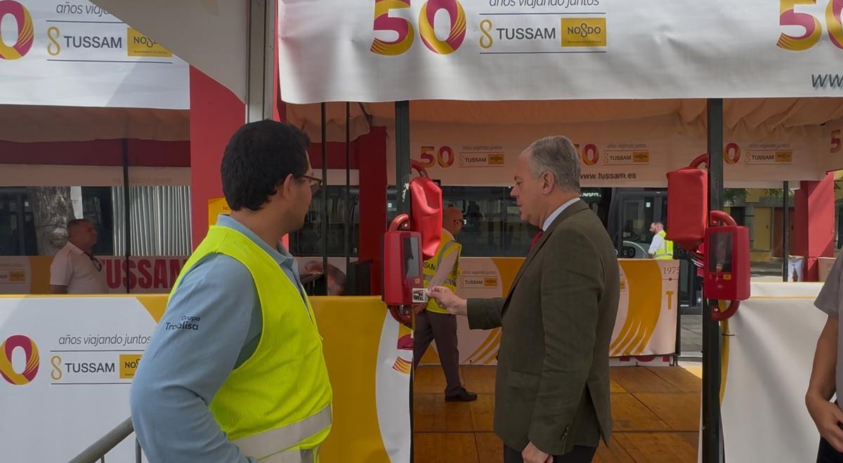 El alcalde, José Luis Sanz, haciendo uso de la lanzadera de Tussam hasta la Feria de Abril