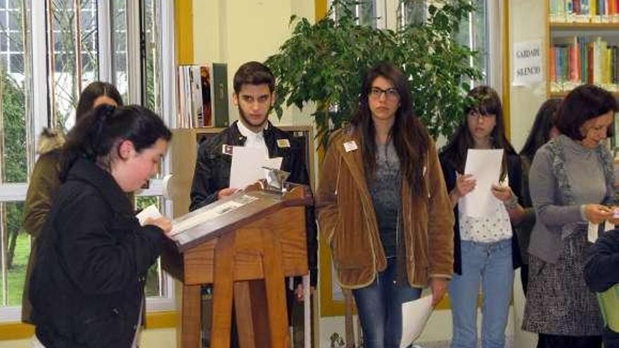 Lectura de textos sobre la mujer en el IES A Xunqueira 1.  // R. Vázquez