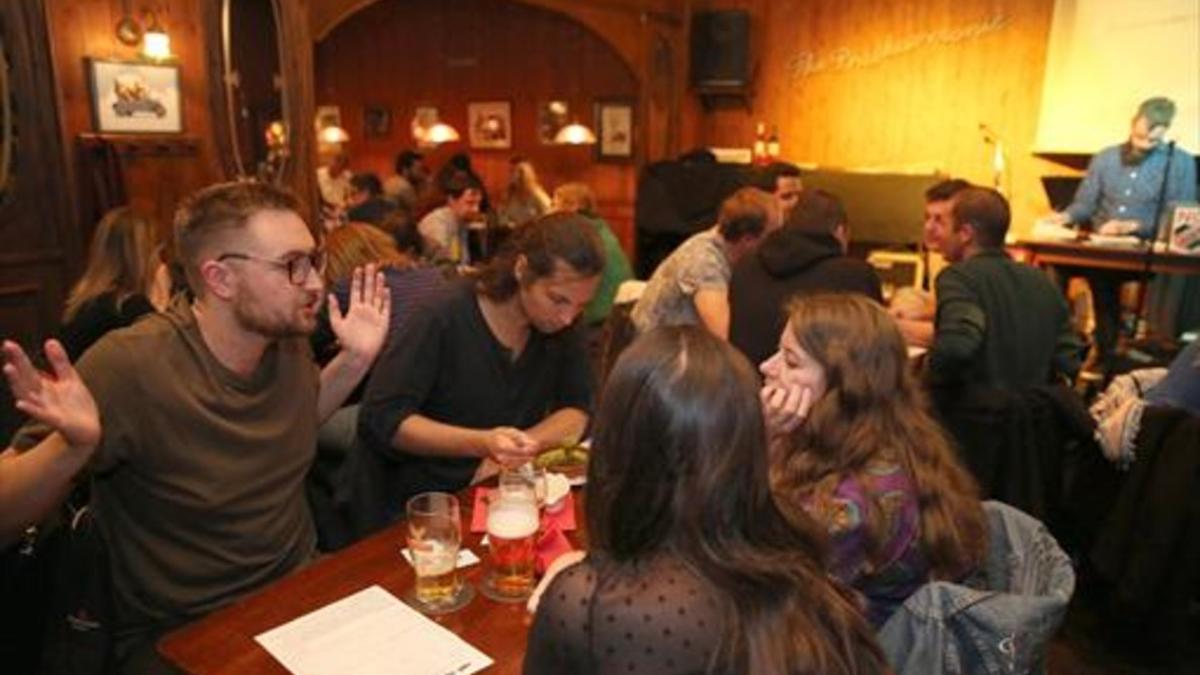 Jueves de 'pub quiz' en The Philharmonic. Al fondo, a la derecha, Donnie, el Jordi Hurtado de este trivial.