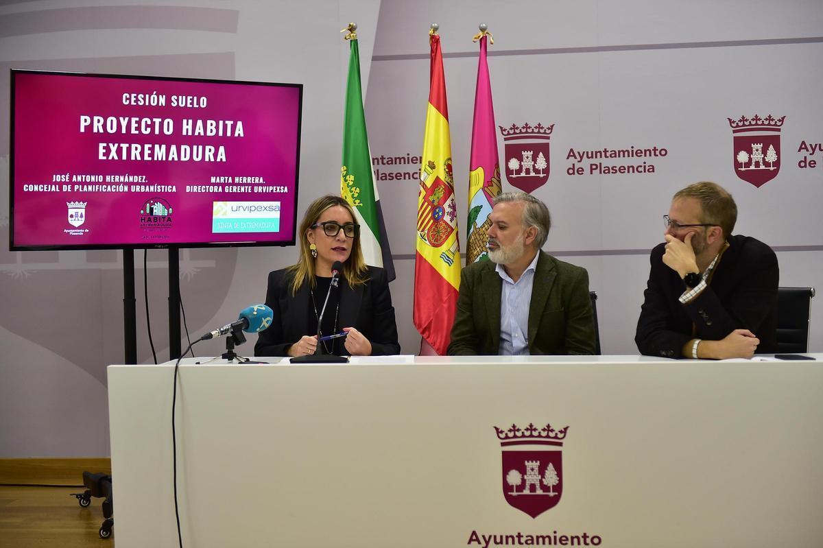 Presentación sobre la primera cesión de suelo para el plan de vivienda Habita, en Plasencia.
