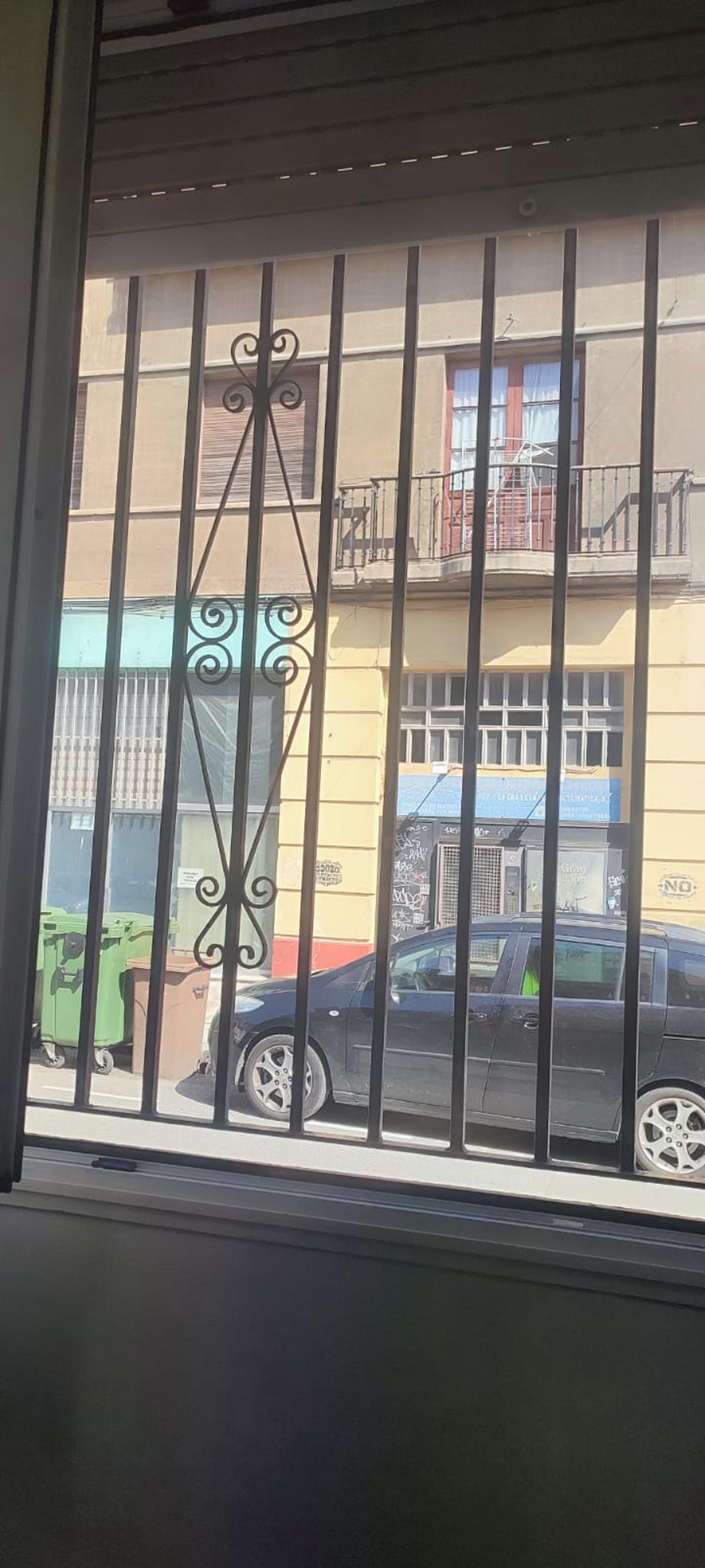 Rejas en las ventanas del tribunal de instancia de Grado, que solo dejan una vía de escape, por la puerta principal, en caso de incendio.