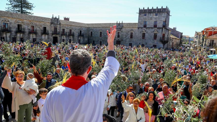 Los arousanos bendicen sus ramos y cruzan los dedos para que el tiempo no agüe las procesiones