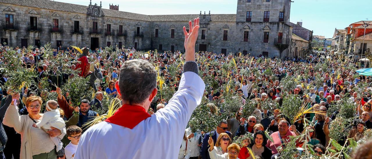 Bendición de ramos en Cambados, con una plaza de Fefiñáns abarrotada de gente.