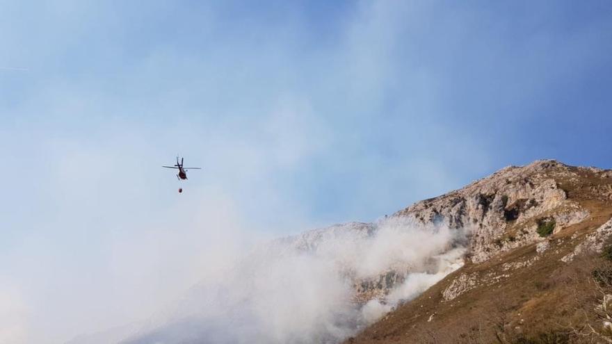 Un helicóptero apaga un incendio en Cantabria.