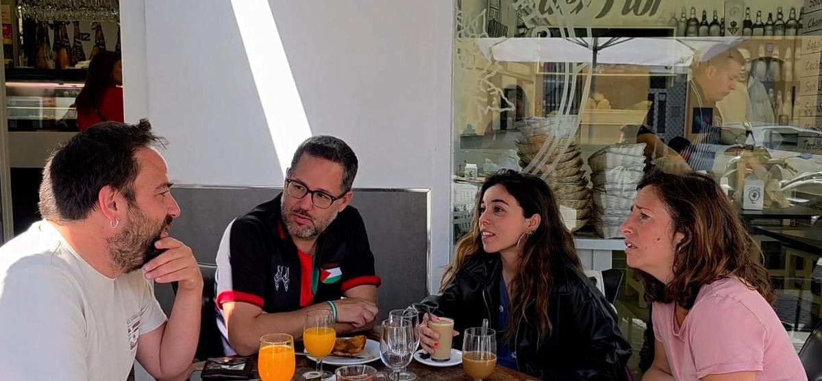 El candidato de Adelante Andalucía, José Ignacio García, desayunando en Sevilla tras el cierre de campaña antes de ir a Jerez.