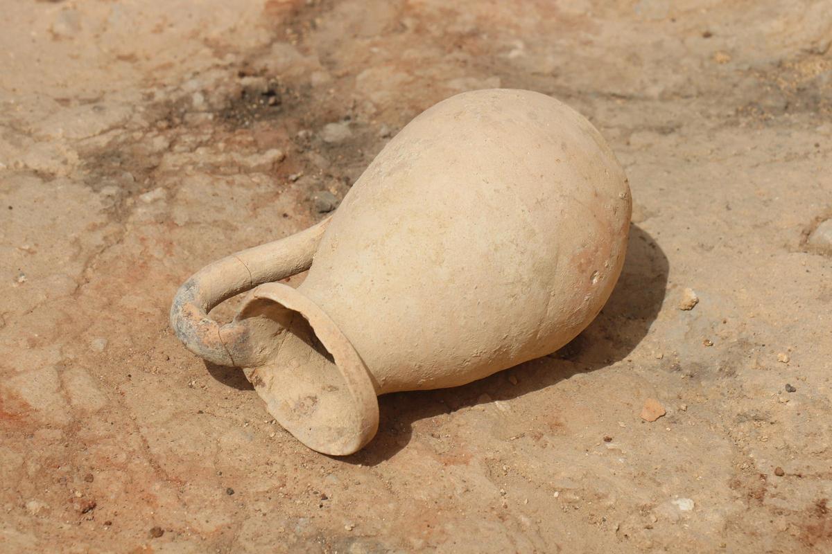 Detall de la gerreta d'una sola nansa del segle V aC que s'ha trobat durant les excavacions a la ciutat grega d'Empúries