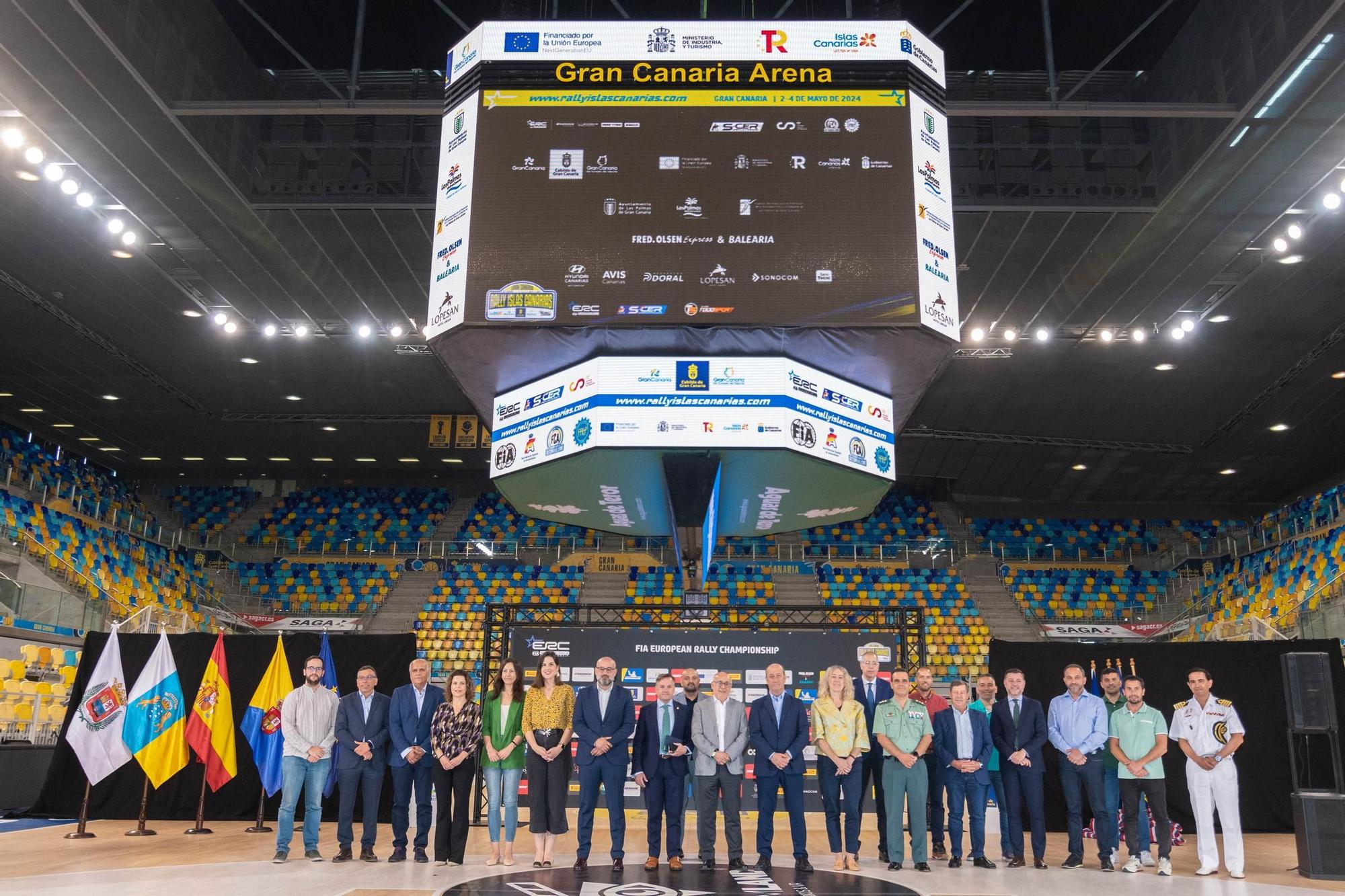 Foto de familia de la presentación de la edición 48 del Rally Islas Canarias en el Arena.