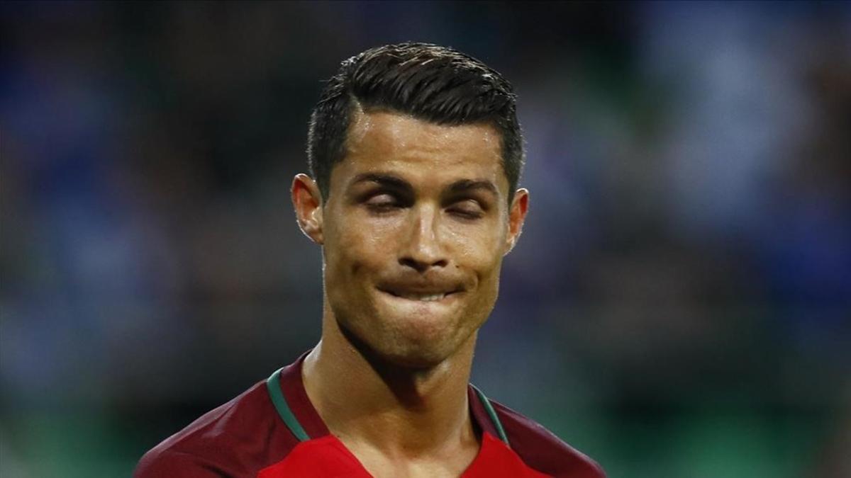 Ronaldo abandona abatido el campo tras el empate con Islandia.