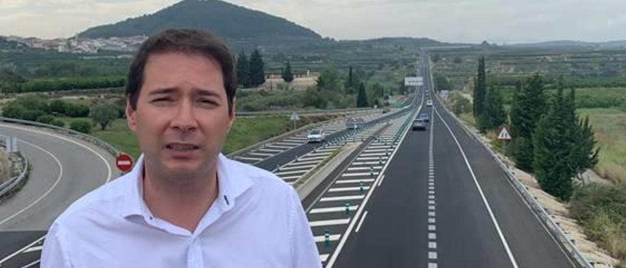 El diputado de la Vall ens Uneix, con la carretera al fondo.