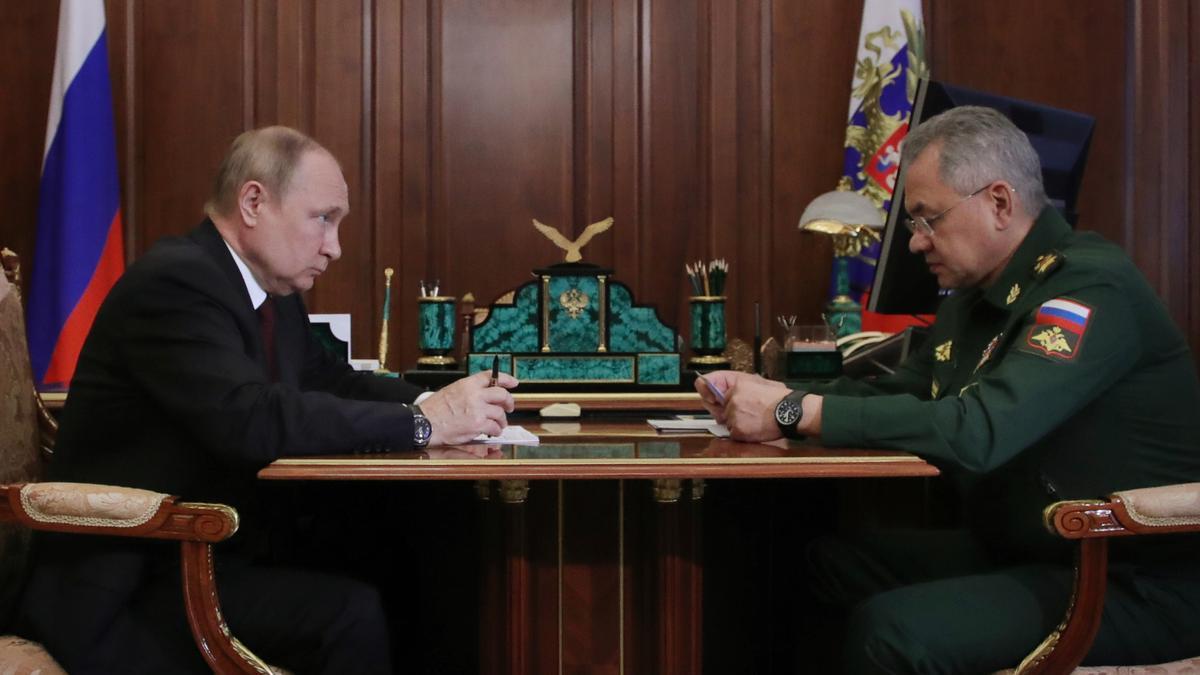 Vladímir Putin con el ministro de Defensa, Sergei Shoigu.