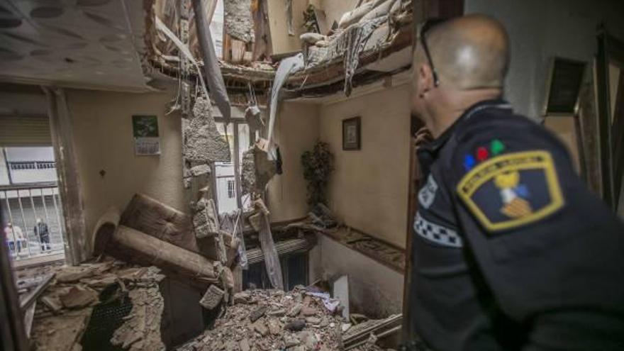 10 familias rescatan de entre los escombros sus objetos más valiosos tras caer su casa