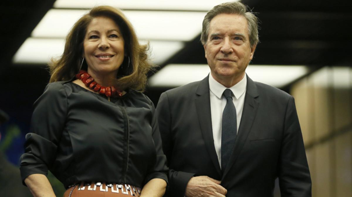 GRA183. MADRID, 28/03/2016.- El periodista Iñaki Gabilondo y su esposa Lola Carretero a su llegada a la cena con la que el escritor peruano y premio Nobel de Literatura Mario Vargas Llosa celebra su 80 cumpleaños, hoy en el madrileño Hotel Villamagna, a la que está previsto que acudan, además de amigos y familiares, diversas personalidades, entre ellas varios exdirigentes iberoamericanos. EFE/Juanjo Martín