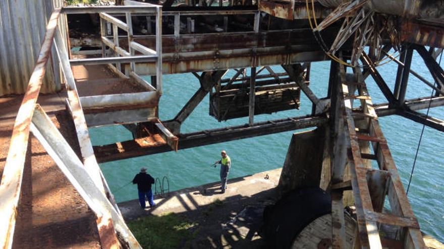 El estado ruinoso del cargadero de Rande en la ría de Vigo.