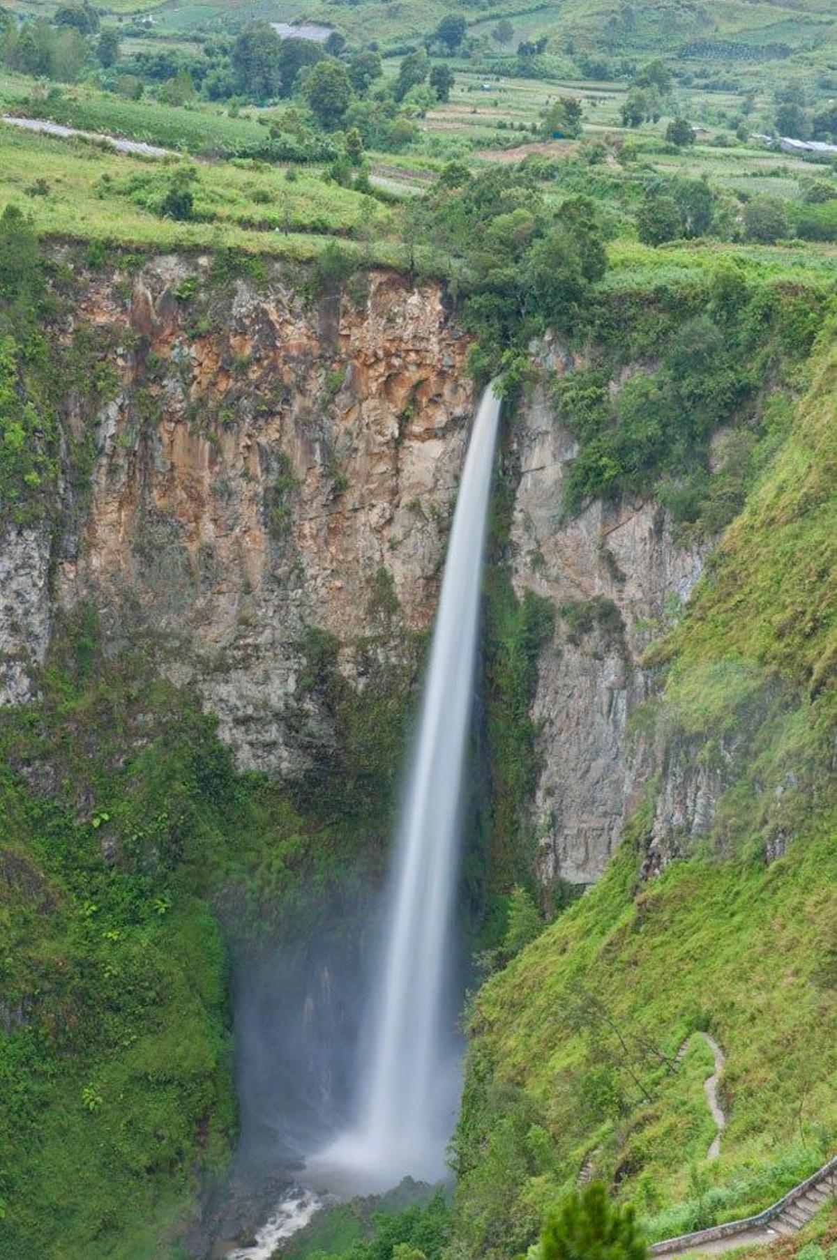 La cascada Sipiso Piso se ubica en Sumatra.