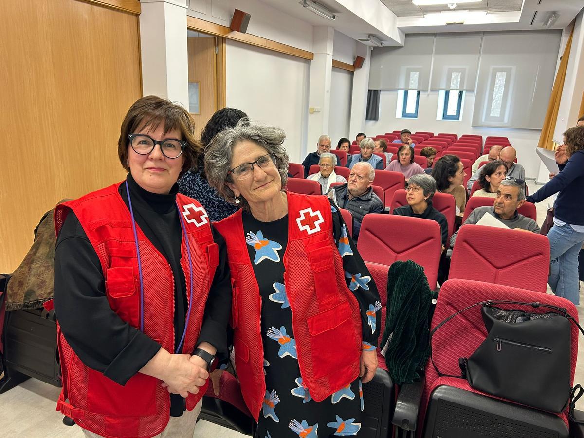 Begoña Pedrosa y Pilar Cartón, antes del inicio de su ponencia en la casa de la cultura de Salas.