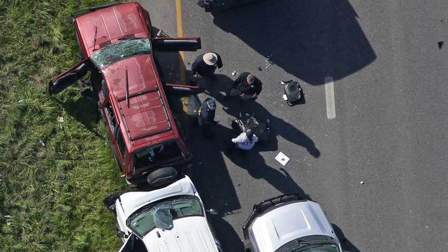 El coche del sospechoso, rodeado de vehículos policiales.