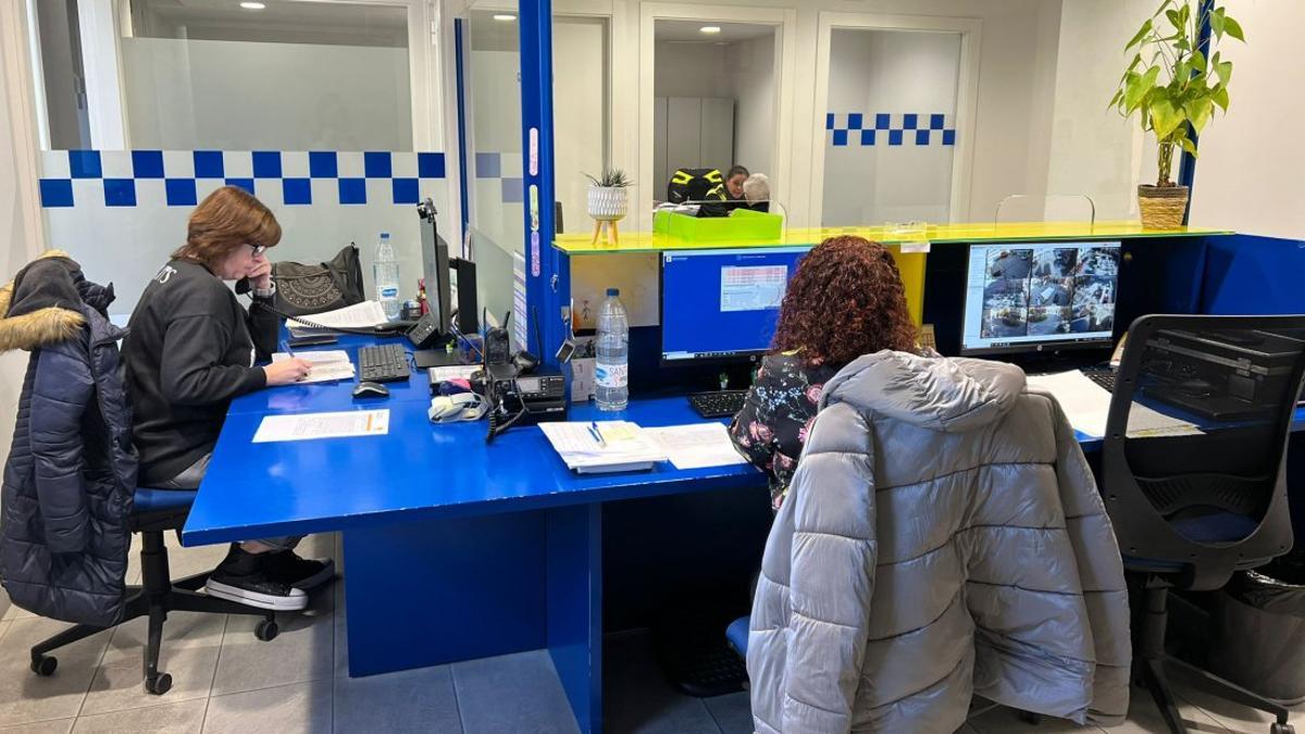 La seu de la Policia Local de Puigcerdà amb els treballadors