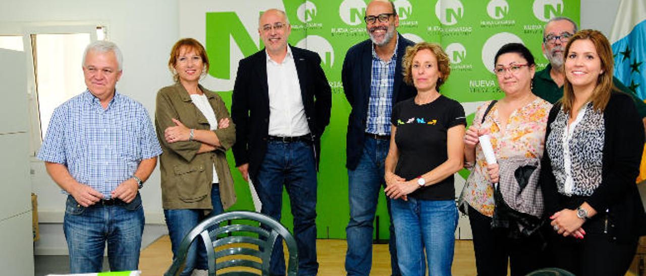 Morales y Brito, en el centro, tras una reunión del pacto entre NC y Podemos en junio de 2015.