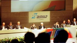 Reunión de la Junta General de Accionistas de Sevillana de Eletricidad celebrada en Sevilla y en la que se aprobó la fusión por absorción de esta empresa en Endesa en 1999 
