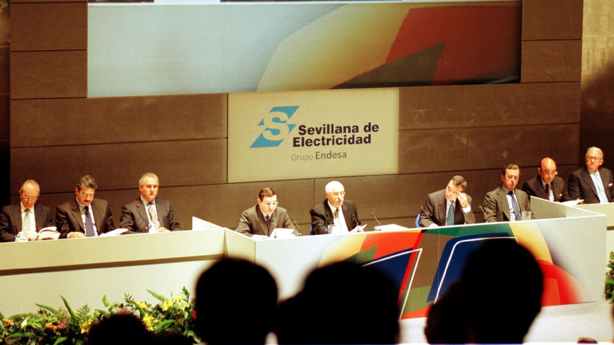 Reunión de la Junta General de Accionistas de Sevillana de Eletricidad celebrada en Sevilla y en la que se aprobó la fusión por absorción de esta empresa en Endesa en 1999