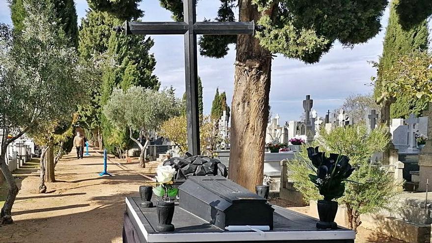 Catafalco instalado en el cementerio para la fiesta de los Difuntos. | M. J. C.