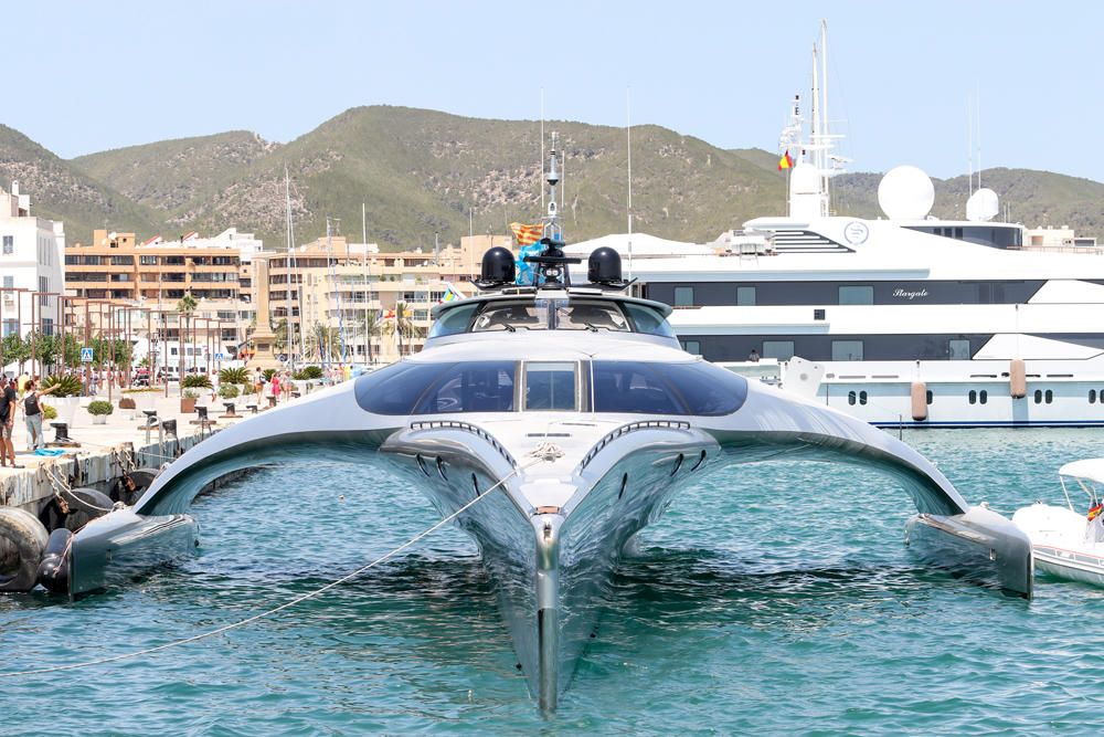 El trimarán Adastra atraca en el puerto de Ibiza.