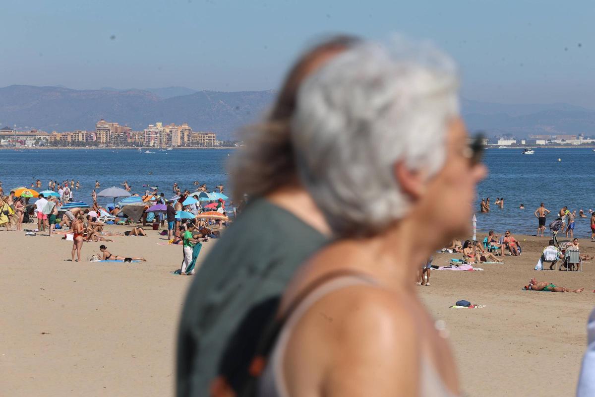 El buen tiempo llena la playa de la Malvarrosa en València El buen tiempo llena la playa de la Malvarrosa en València