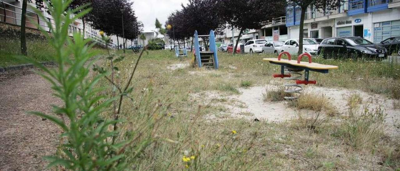 Calle C  |  La instalación lúdica situada en la calle C, en las cercanías del ambulatorio, se trata de una de las más escasas y deficientes que hay en la localidad. Cuenta con tan solo tres elementos de juego, que no presentan desperfectos pero son de reducido tamaño, lo que restringe el juego para los niños de un rango de edad superior. No está vallado, lo que resulta en un fácil acceso a la calle contigua y presenta una falta de cuidado de jardinería, ya que la hierba se encuentra demasiado alta y está lleno de maleza. Resultaría acertado dar un mejor acondicionamiento para los infantes.