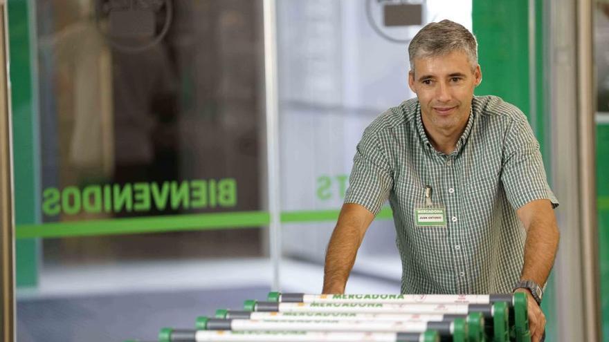 Trabajador de una tienda de Mercadona.