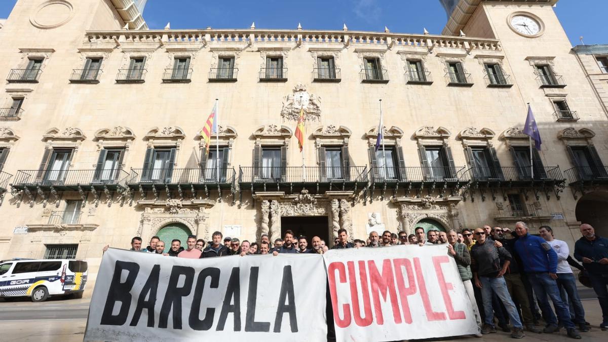 Los bomberos alicantinos se hacen oír en el pleno: "Barcala, cumple"