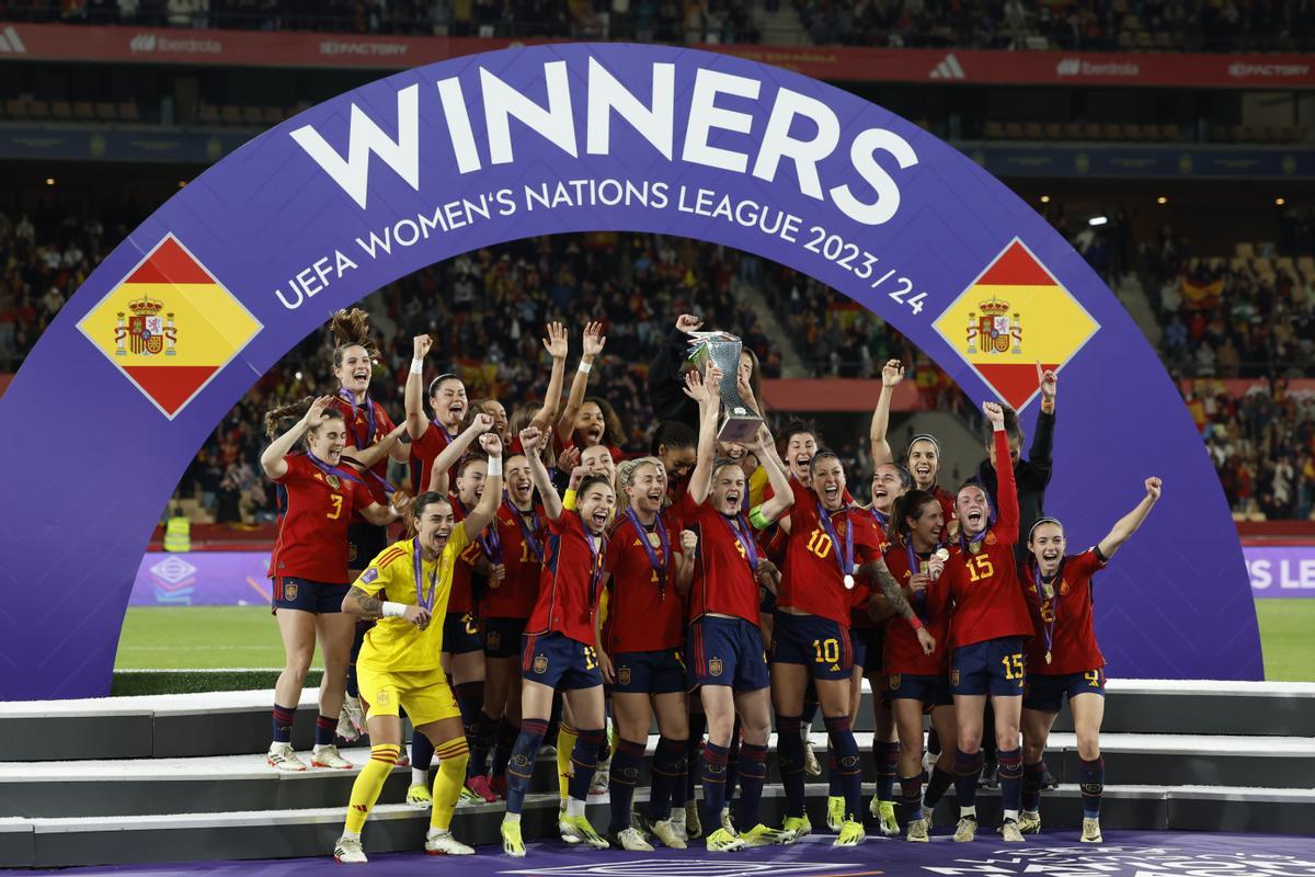 La UEFA homenajea a Bilbao en el balón con el que se jugará la final de la  Champions femenina