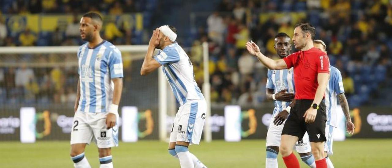 El Málaga CF fue castigado en Las Palmas, vía VAR, con un polémico penalti por mano de Esteban Burgos.