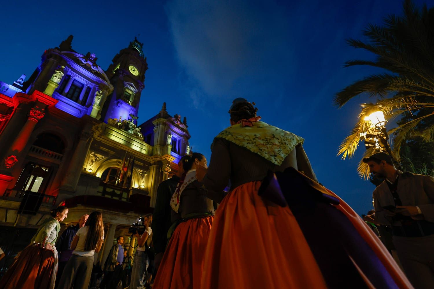 El centro se llena en vísperas del Nou d'Octubre para ver la Senyera