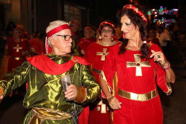 Desfile multicolor de las comparsas en Bigastro