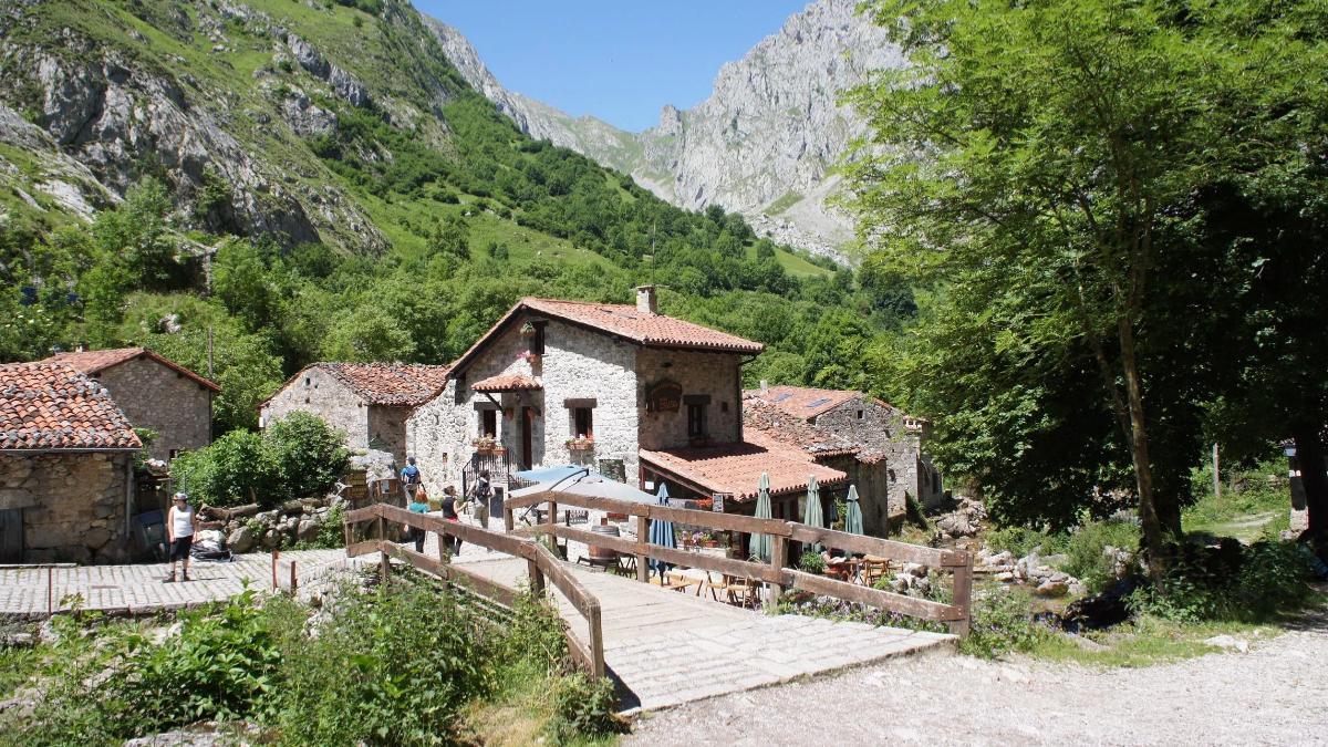 Este pueblo de Asturias alberga las rutas rurales más impresionantes de la Península Ibérica