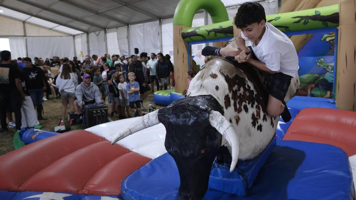 Un toro mecánico en unas fiestas pasadas de San Adriano.