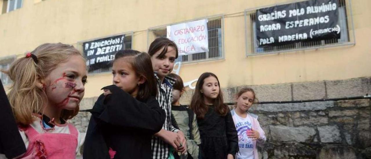 Adultos y mayores disfrutaron con la fiesta que acogió el colegio de Dena. // Noé Parga