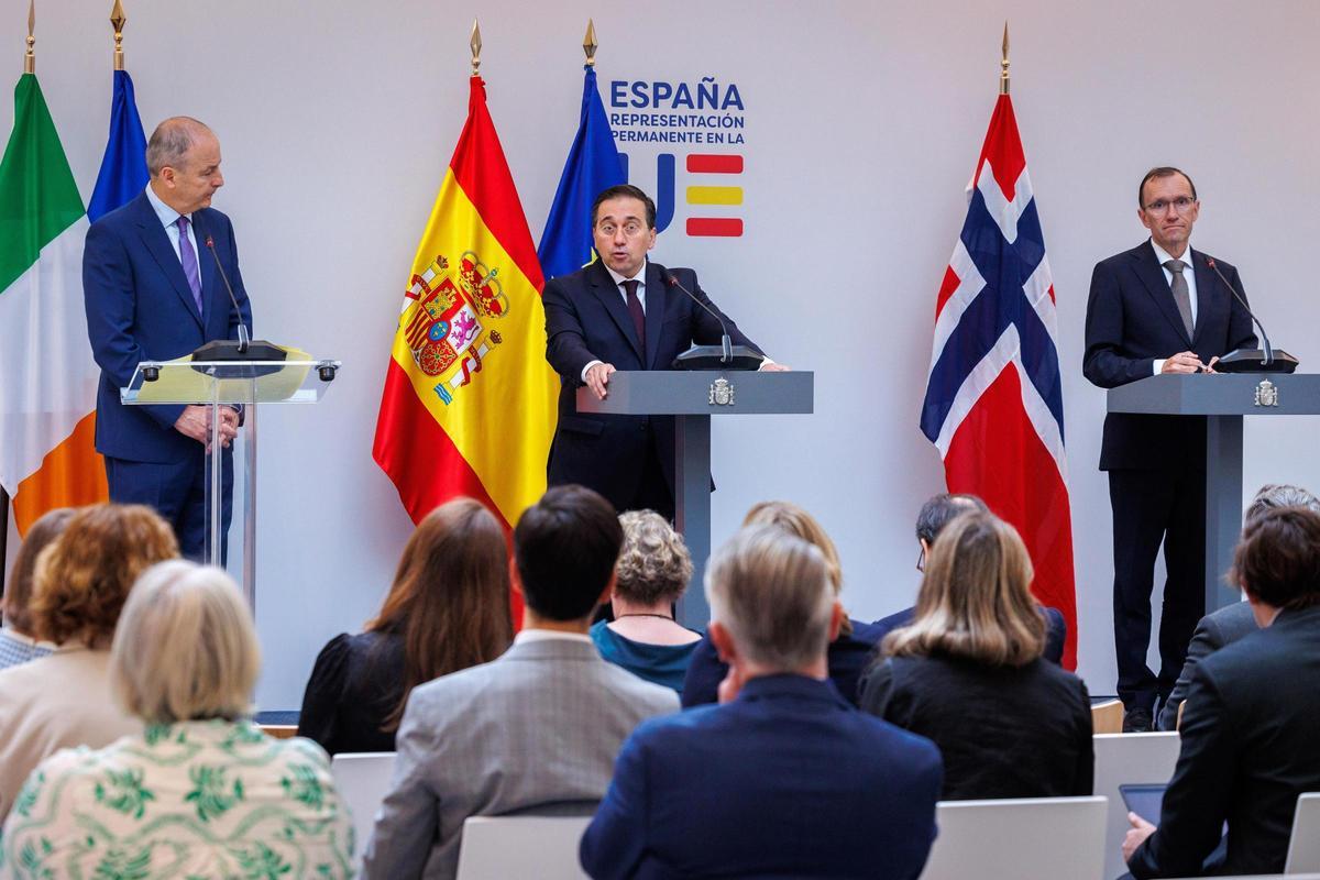 ichael Martin, José Manuel Albares y Espen Barth, este lunes en Bruselas.