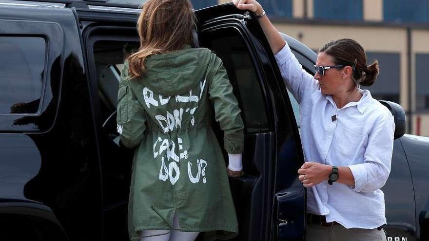 Melania Trump, ayer, con la chaqueta del eslogan polémico.