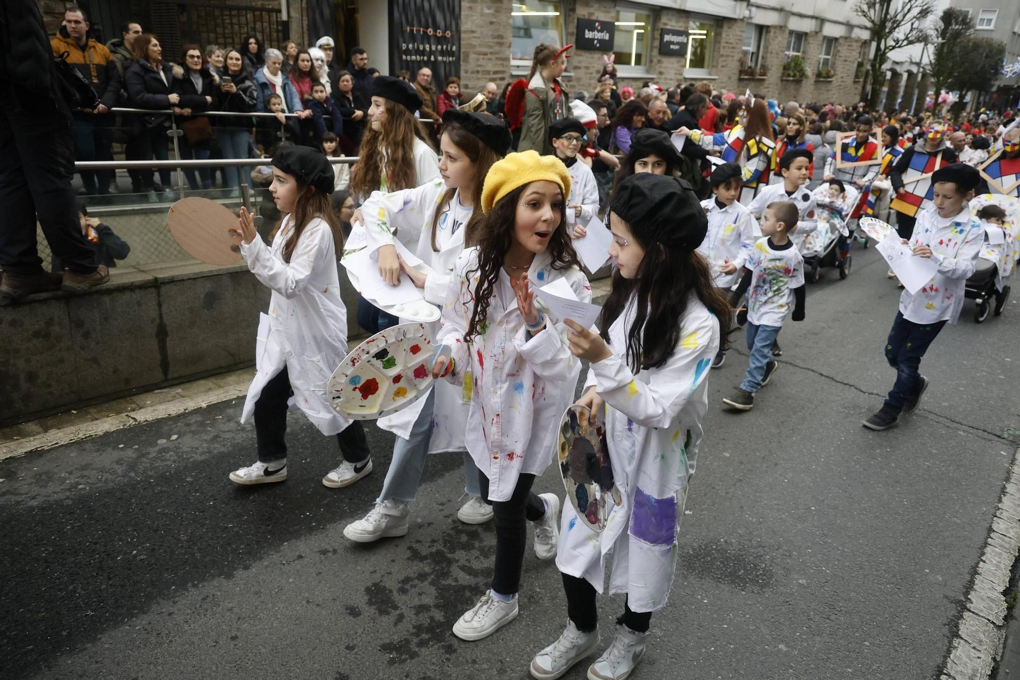 Santiago disfruta del tradicional desfile de martes de Entroido