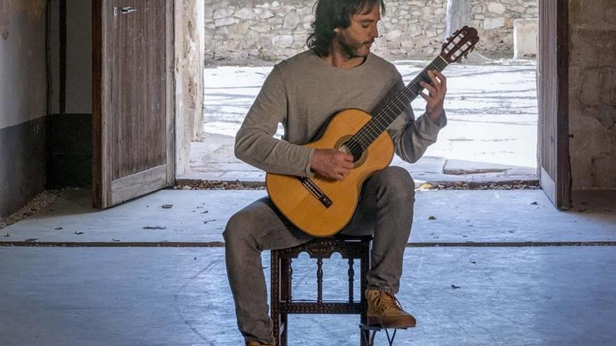 El guitarrista clásico Toni Cotolí.