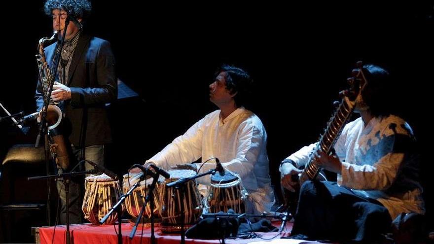 Xosé Miguélez (1i), Vikas Tripathi (c) y Shakir Khan (1d), ayer en el concierto.